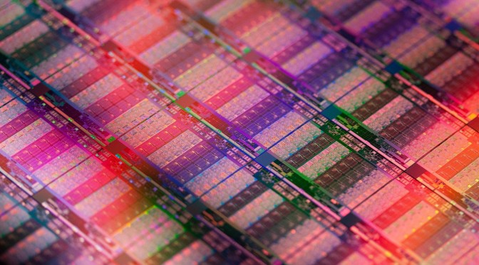 Intel-Xeon-E7-Ivy-Bridge-EX-Die-shot-e1423858574845.jpg