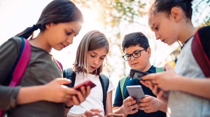 kidsoncellphones_0