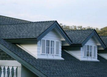 How to choose roofing contractors for competent home renovation project execution