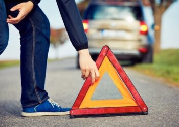 8 Things You Should Keep in Your Car in Case of an Emergency