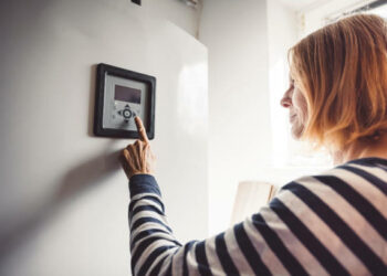 How the boiler thermostat maintains the overall heating of the house?