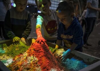 Using the augmented reality sandbox for advanced learning in geoscience education