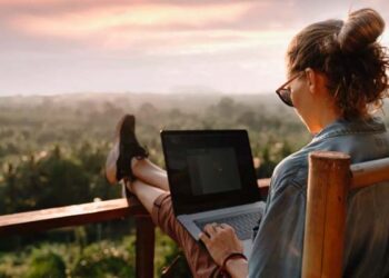 Being A Digital Nomad – Is It Worth It? (The Pros and Cons you need to know)