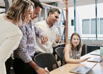 Top 15 Benefits of Using an Employer of Record Service 2025
